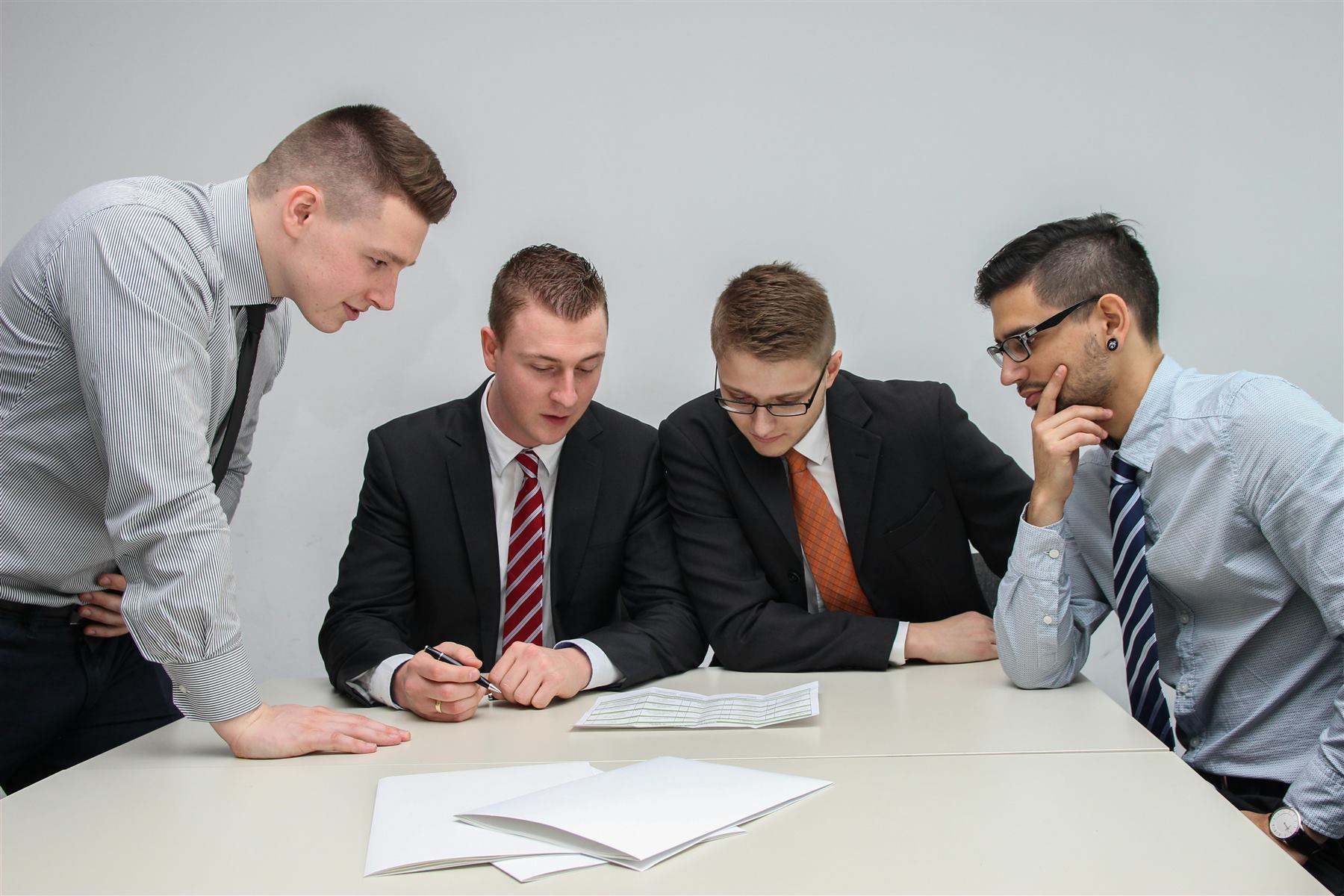 Equipo de consultores revisando estrategias administrativas